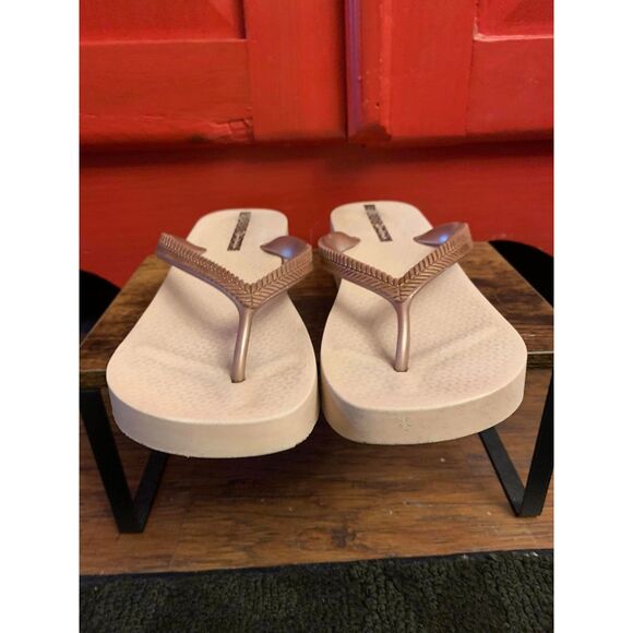 Ipanema Size 10 Rose Gold 1.5" Wedge Flip Flop Sandals Metallic Summer Shoes EUC - Picture 3 of 6
